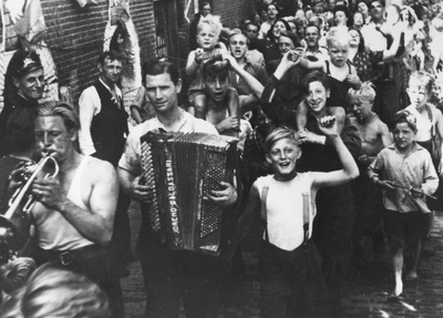 603316 Afbeelding van bewoners van Wijk C te Utrecht tijdens een bevrijdingsfeest.